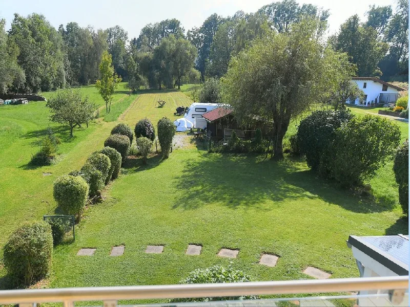 Blick in den idyllischen Garten