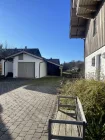 Blick zur Garage und Carport