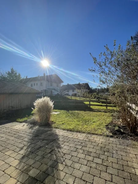 Blick zur Terrasse + Garten