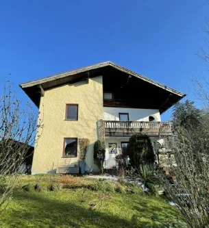 Blick zum Haus - Haus kaufen in Riedering - Zweifamilienhaus mit Potential in Söllhuben bei Riedering!