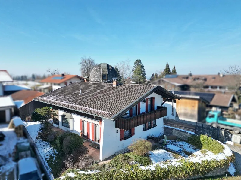 Blick zum Haus - Haus kaufen in Riedering - Einfamilienhaus mit Werkstatt und Sternwarte in Söllhuben!