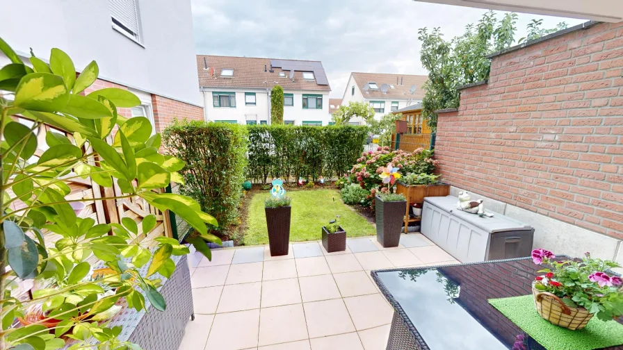 Terrasse mit kleinem Garten - Zinshaus/Renditeobjekt kaufen in Grevenbroich - Geräumige 4 Zimmerwohnung mit Garten