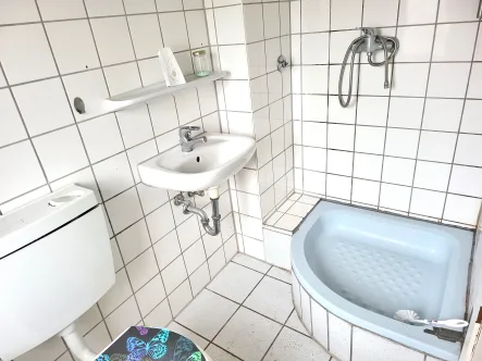 EG Gäste WC - Haus kaufen in Grevenbroich - Besichtigung am 22.08.2024 18.00-19.00 Uhr Haus für Handwerker mit schöne Lage mit Garten