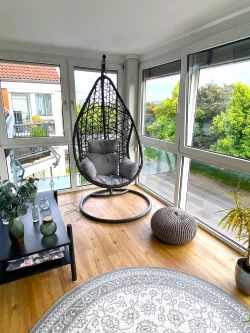 Kleiner Wintergarten mit zusätzlichen kleinen Balkon  - Wohnung mieten in Grevenbroich - Wintergarten und Badewanne sucht neuen Mieter