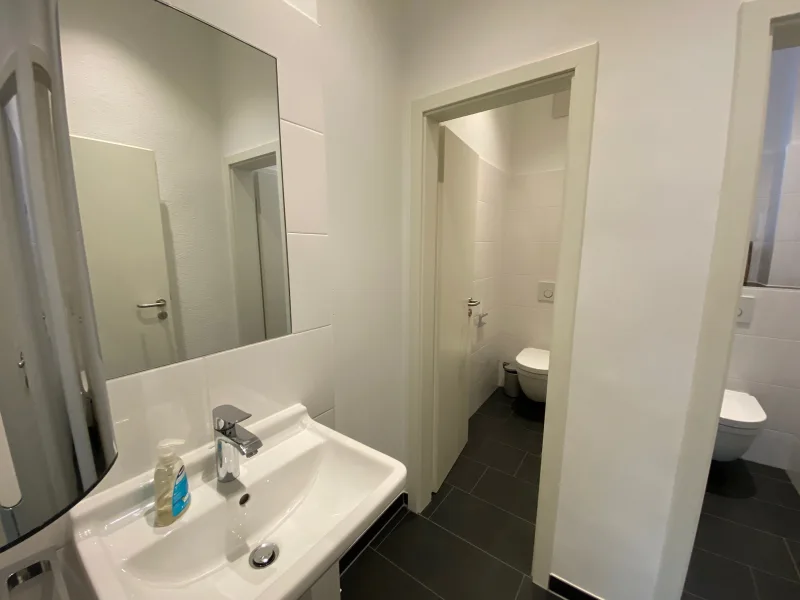 Moderne Toiletten 2 x