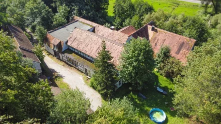 Drohnenaufnahme I - Haus kaufen in Hafenlohr - Gutshofähnliches Ensemble: Das ehemalige Wirtshaus im Spessart