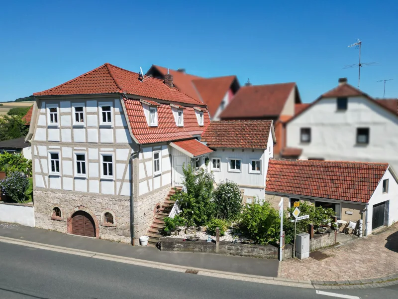 Außenaufnahme - Haus kaufen in Karsbach - Einziehen & Wohlfühlen: Sanierter Fachwerktraum auf dem Land!