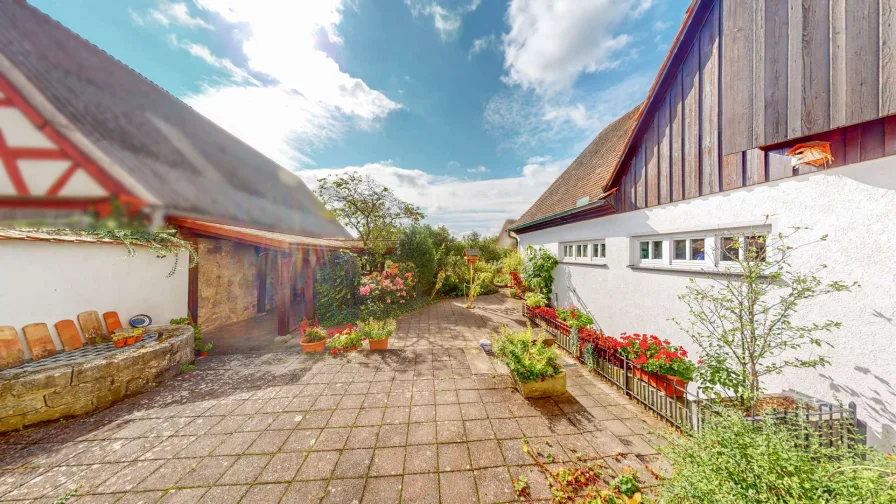 großzügige Terrasse nach Süden ausgerichtet