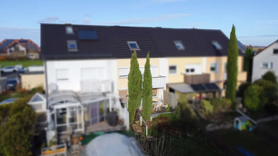 Rückansicht mit Terrasse und Garten in Südausrichtung