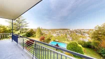 Balkon mit Aussicht auf Pool und Höchberg