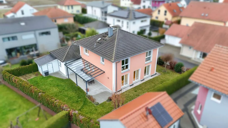 Ansicht Nord West mit überdachter Terrasse und Gartenhaus