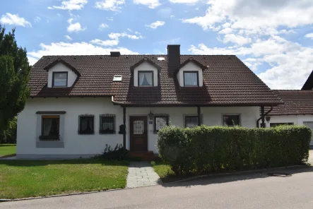 Hausansicht - Haus kaufen in Oberding - RG-Immobilien - Großes EFH oder ZFH in 85445 Schwaig mit großem Grundstück, Nähe Flughafen
