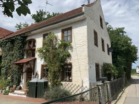 Hausansicht - Haus kaufen in Elsendorf - RG Immobilien - Haus mit Flair, Einfamilienhaus mit Nebengebäude für Pferdeliebhaber  in 84094 Elsendorf 
