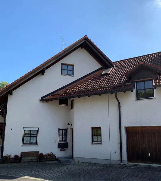 Hausansicht - Haus kaufen in Walpertskirchen - RG - Immobilien - Doppelhaushälfte mit 2 Wohnungen in Walpertskirchen