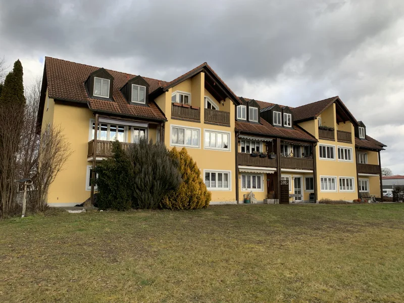 Hausansicht - Wohnung mieten in Finsing - Schöne, helle 2 Zimmer Wohnung mit Balkon in Neufinsing