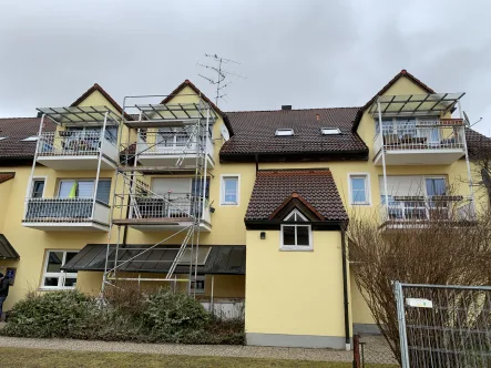 Hausansicht - Wohnung mieten in Forstern - Schöne 2 Zimmer Wohnung mit Balkon in 85659 Forstern