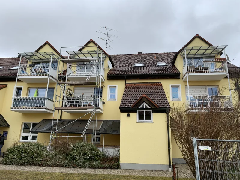 Hausansicht - Wohnung mieten in Forstern - Schöne 2 Zimmer Wohnung mit Balkon in 85659 Forstern