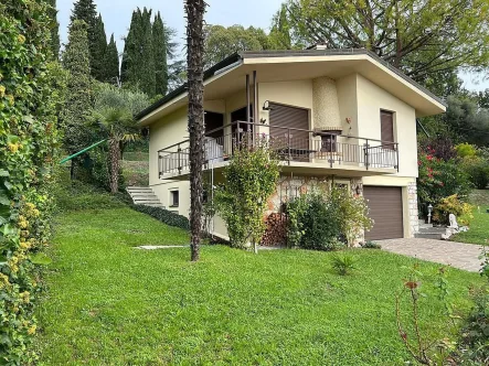 Außenansicht mit Garten - Haus kaufen in Roe' Volciano - Schönes EFH mit Pool, Balkon und Terrasse oberhalb von Salò am Gardasee