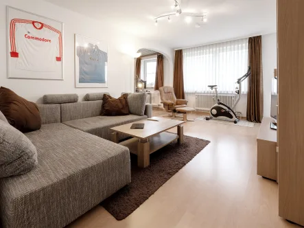 Wohnzimmer - Wohnung kaufen in München - Gemütliche, gepflegte 2-Zimmer-Wohnung mit Loggia in Forstenried