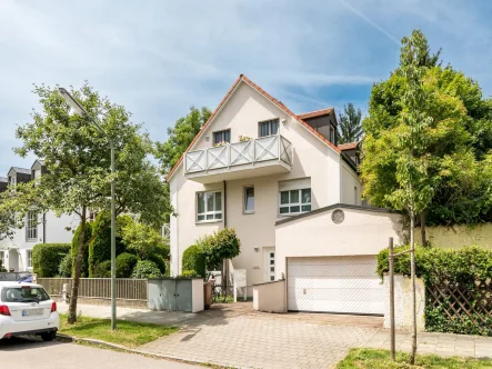 Vorderseite mit Garage - Zinshaus/Renditeobjekt kaufen in München - Sehr gepflegtes und charmantes Mehrfamilienhaus mit 4 Wohneinheiten in Sendling-Westpark