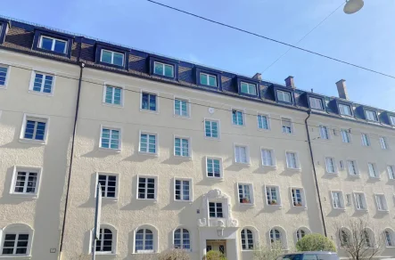 Außenansicht - Wohnung kaufen in München - Ruhige, denkmalgeschütze 2-Zi.-Souterrain-Whg. im schönen Bogenhausen