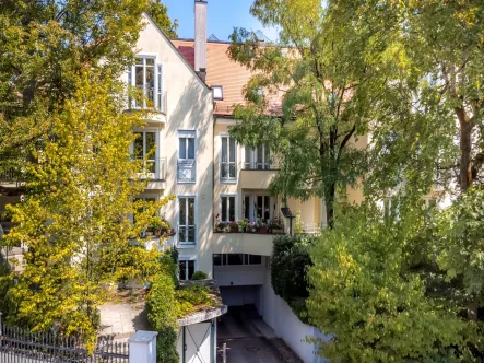 Vorderseite Haus - Wohnung mieten in München - Geschmackvolle 3-Zi.-Whg. mit großem Balkon in der Prinz-Ludwigs-Höhe