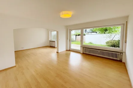 Wohnzimmer - Wohnung mieten in München - 3-Zimmer-Wohnung mit Garten in Alt Solln