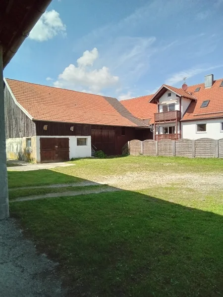 Innenhof mit Stadl und Hausansicht