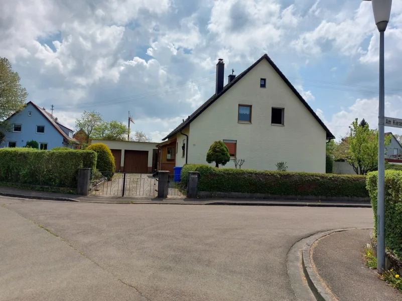 Außenansicht - Haus kaufen in Megesheim - ** Platz für die ganze Familie **Schöner großer Garten - Zweifamilienhaus mit zwei Garagen