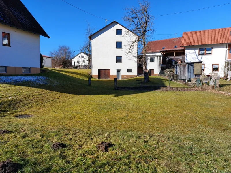 Hausansicht mit Garten - Haus kaufen in Bobingen / Waldberg - PROVISIONSFREISie möchten sich verwirklichen?Ein-Zweifamilienhaus zum Kauf in Bobingen/Waldberg