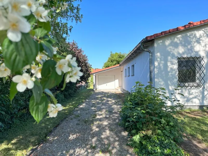 Zufahrt - Haus kaufen in Königsbrunn - Leben auf einer Ebene - Zeitloser Bungalow mit großzügigem Grundstück in begehrter Lage Königsbrunns!