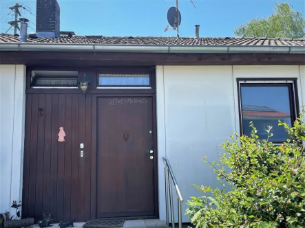 Hauseingang - Haus kaufen in Großaitingen - Fertighaus-Bungalow mit großem eingewachsenem Garten, Gartenhütte und Garage in Großaitingen kaufen