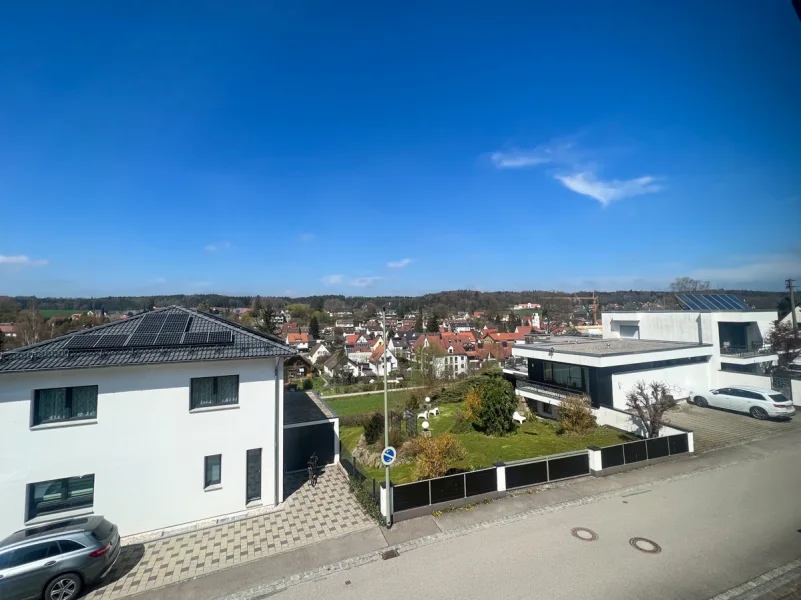 Blick aus dem OG - Haus kaufen in Aystetten - Es wird Zeit: Wohnen Sie schon in Best-Lage mit allen Annehmlichkeiten? Inklusive Einliegerwohnung!