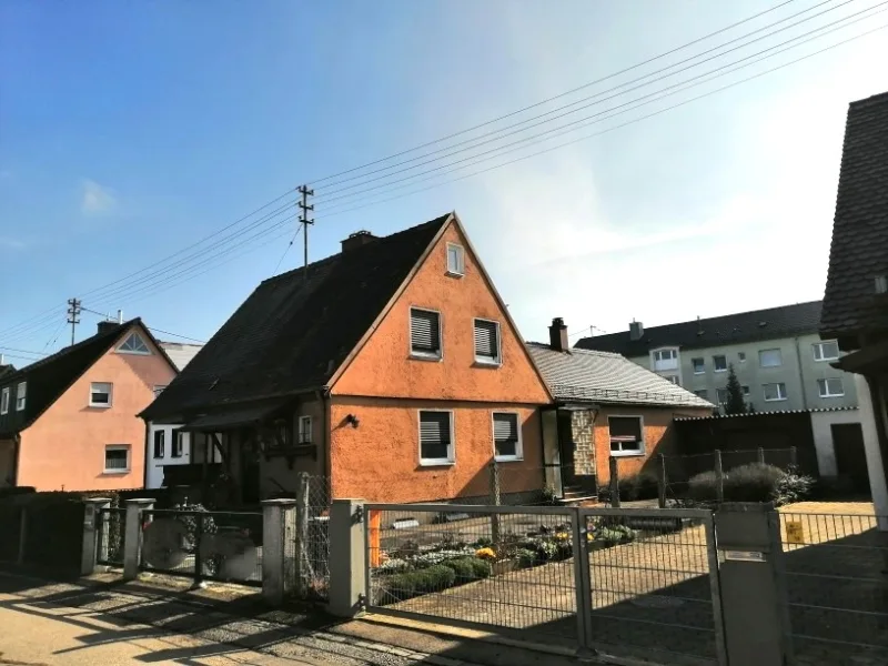  - Haus kaufen in Augsburg - In guter Lage ein Stück ZUKUNFT KAUFENDoppelhaushälfte mit Anbau zur Sanierung