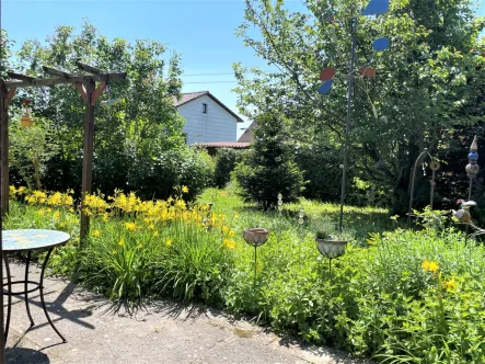 Aussicht von der Terrasse - Haus kaufen in Großaitingen - Großes Grundstück für EFH, auch teilbar für DHH, mit Altbestand vom Bungalow, in Großaitingen kaufen