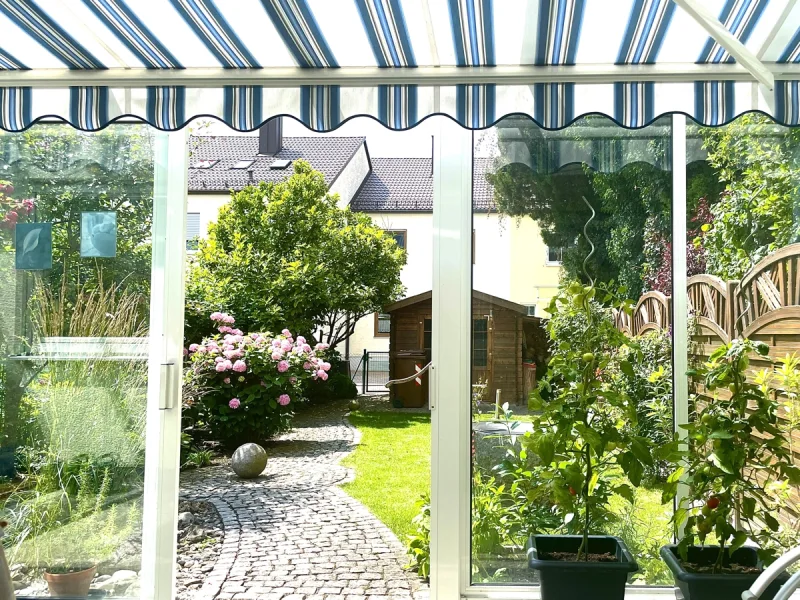 Blick in den Garten - Haus kaufen in Bobingen / Bobingen Siedlung - Schönes RMH mit Solaranlage, Loggia, Wintergarten mit Garten und Garage in Bobingen-Siedlung kaufen