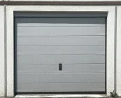 Garage mit eigener Flur-Nummer und Sektionaltor