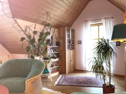 Blick in den Wohnbereich im DG - Haus kaufen in Bobingen / Waldberg - 2-Familienhaus mit Ferien-Wohnungen, DG-Ausbau vorbereitet, 3er Carport und 4 STP in Waldberg kaufen