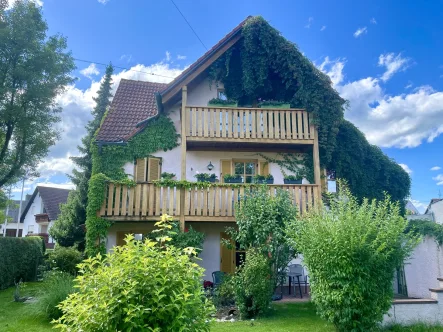 Hausansicht mit Balkon und Terrasse - Haus kaufen in Bobingen / Waldberg - 2-Familienhaus mit Ferien-Wohnungen, DG-Ausbau vorbereitet, 3er Carport und 4 STP in Waldberg kaufen