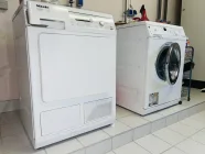 Waschküche mit hochgestellten Geräten