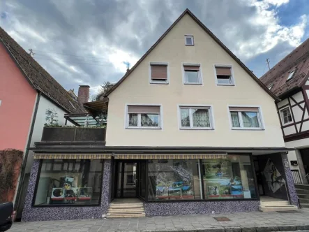 Haus Frontansicht - Laden/Einzelhandel kaufen in Waischenfeld - Mehrfamilienhaus mit 2 Wohnungen und Gewerbefläche, mit bester Aussicht!