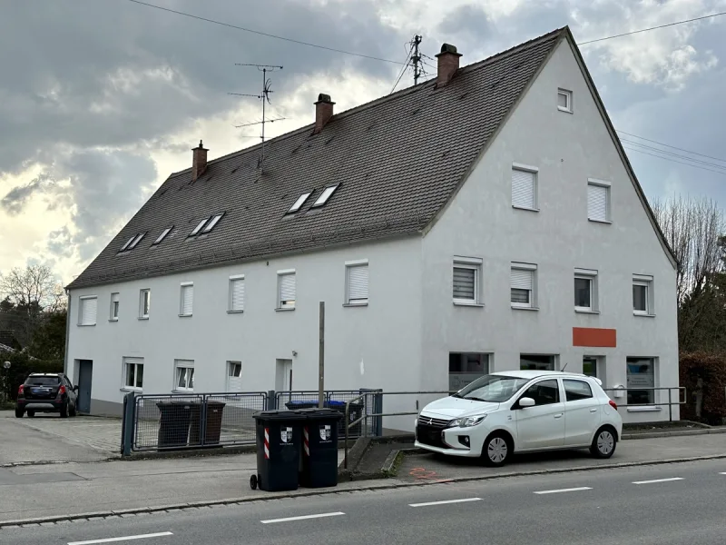 Ansicht Straße 1 - Haus kaufen in Schwabmünchen - Renoviertes Mehrfamilienhaus mit projektiertem Baugrund im Zentrum