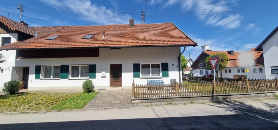 Südansicht - Haus kaufen in Fuchstal - Asch - Charmante Doppelhaushälfte in Aschmit Sonnenterrasse und Renovierungsbedarf - Ideal für Handwerker!