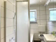 Praktische Duschabtrennung an der Badewanne