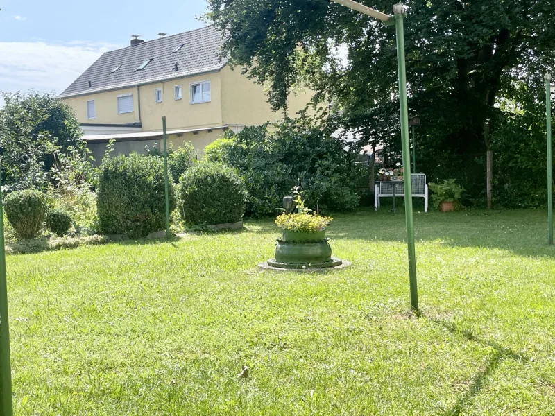 Garten mit eigenem Anteil zum Selbstanbau von Gemüse uvm. 