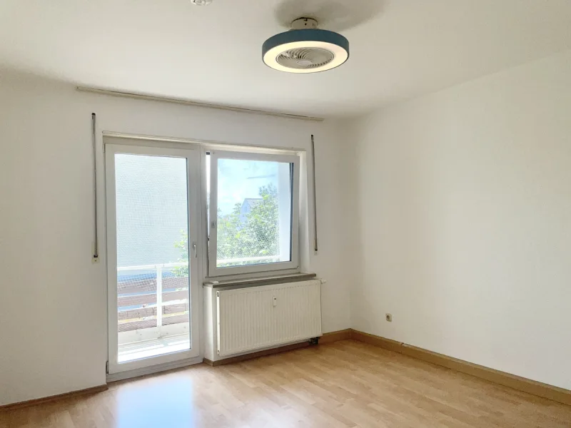 Wohnzimmer mit Ausgang auf die Loggia - Wohnung kaufen in Augsburg / Haunstetten - 2,5 ZKB-Wohnung mit Loggia, mit Garage, kleinem Garten und Abstellraum in Haunstetten-Süd zu kaufen