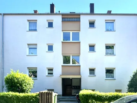 Hausansicht - Wohnung kaufen in Augsburg / Haunstetten - 3 ZKB-Wohnung mit Loggia, mit Garage, kleinem Garten und Abstellraum in Haunstetten-Süd zu kaufen