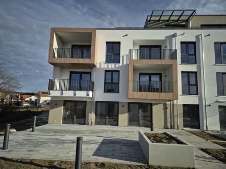 Platz vor der Begegnungsstätte - Wohnung mieten in Langenneufnach - BETREUTES WOHNEN NEUBAU - 2-ZKB Wohnung mit Blick ins Grüne in Langenneufnach zu mieten