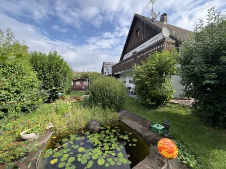 Außenansicht mit Garten - Haus kaufen in Schwabmünchen - Rustikales Einfamilienhaus mit moderner Einliegerwohnung und viel Potenzial!