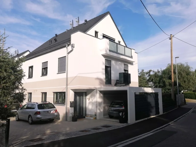 Außenansicht mit Carport und Außenstellplatz - Haus kaufen in Langerringen / Westerringen - NEUES ZUHAUSE in Westerringen KAUFEN